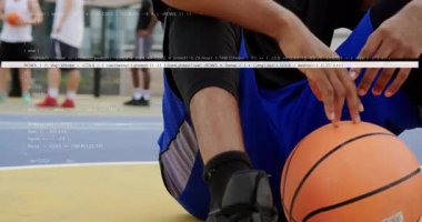 Kamera yukarı doğru eğiliyor. Gösteriş meraklısı sporcu, sarı-mavi sahada basketbola vuruyor. Oyuna hazırlanıyor. Dinamik, atletizm, odaklanma, takım çalışması, açık hava, rekabetçi, enerjik