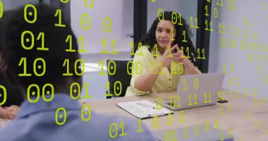 Sarı bluzlu bir kadın iş toplantısına karışıyor. İkili kaplamalı konsepti resmediyor. İşbirliği, tartışma, takım çalışması, iletişim, profesyonel, modernlik, iş stratejisi