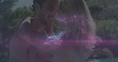 Havuzda kucaklaşan çift, kozmik ışık örtüsü oluşturarak teknolojik romantik bağlantıyı gösteriyor. Romantizm, samimiyet, günbatımı, dinginlik, fantezi, bağlantı, duygu