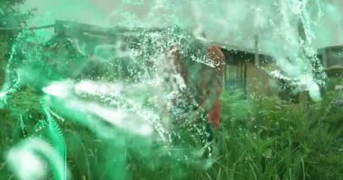 Yeşil girdap dağılıyor bahçıvanın yaprakları toplayarak bahçeye eğildiğini gösteriyor. Doğa, bahçıvanlık, eko, sürdürülebilir, açık hava, sükunet, organik