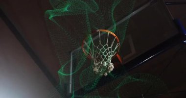 Spor teknisyeni serbest bırakıyor. Ağda hareket eden ağları ve topları deforme ediyor. Dinamik, fütüristik, spor, hareket, dijital, yenilik, fitness