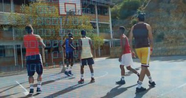 Takım arkadaşı pas atıcının basket atışını tetikliyor, oyuncular ribaund için çemberin altında koşuyor. Sporcular, takım çalışması, eğlence, spor, aksiyon, açık hava, dinamik