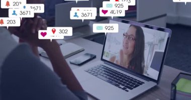 Masaya yaslanıp dizüstü bilgisayarcı kadının parmak kaldırmasını izleyen bir adam pazarlama için medya ikonlarına neden oluyor. Teknoloji, işbirliği, dijital, iletişim, yenilik, çalışma alanı, katılım