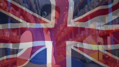 Genç işçi, kıdemli meslektaşından tarama görevi alıyor. Kutuları tarıyor ve envanteri kaydediyor. Sanayi, lojistik, otomasyon, envanter, ekipman, verimlilik, işyeri