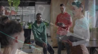 Sunucu tableti tıklayarak iş toplantılarında verileri gösteriyor. Akıllı telefondan başarıyı kutlayan ekip. İşbirliği, takım çalışması, yenilik, modernlik, dijital iş akışı, profesyonel iletişim