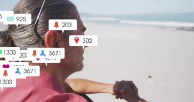 Plaj çifti el ele tutuşuyor, sosyal medya bildirimlerine neden oluyor, plajda giderek azalıyor. Romantizm, bağlantı, dinginlik, sükunet, minimalizm, dijital aşırı yüklenme, farkındalık