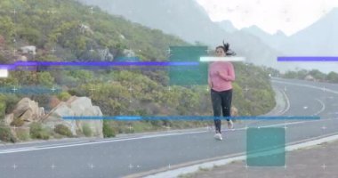 Dağ koşusuna başlayan kadın, sağlık teknolojisi ölçümlerini gösteren yüzen veri karelerini ve ızgaraları tetikliyor. Açık hava, fitness, teknoloji, sağlık, macera, manzara, hareket