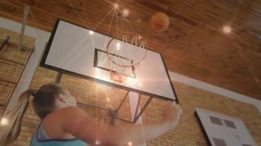 Spor salonunda top süren genç bir kız, koç not alırken erkek atlama yarışması. Dinamik, takım çalışması, atletik, antrenman, enerji, rekabet, performans