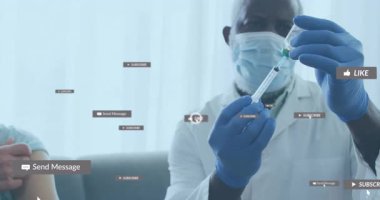 Baloncukları çıkardıktan sonra doktor, klinikte yükselen sosyal medya ikonları olarak iğneyi hazırlıyor. Tıbbi, sağlık, aşı, dijital, sosyal, teknoloji, profesyonel