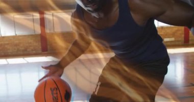 Atletlerin top sürmeleri defanstan kaçmaları altın iz sürme spor talimi ile karşıya geçmeleri. Atlet, rekabet, çeviklik, dinamik, spor, hareket, yoğunluk