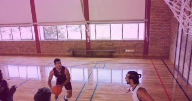 Erkek oyuncu pas alıyor ve çembere doğru süzülüyor ve spor verileri üst üste biniyor. Atletizm, takım çalışması, rekabet, aksiyon, spor, spor salonu, enerji