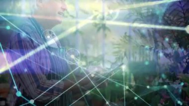 Kıdemli erkek bahçıvan, tarım teknolojisindeki bitki büyümesini izlemek için veri aktifleştiren tablet kaydırıyor. Bahçecilik, teknoloji, yenilik, sürdürülebilirlik, otomasyon, açık hava, botanik