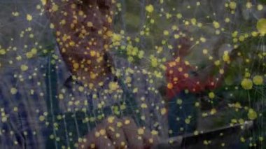 Kıdemli adam seraya giriyor, fideleri teftiş ediyor, kadın fideleri sularken canlandırılmış ikonlarıyla birlikte. Bahçe, tarım, bahçıvanlık, doğa, büyüme, sürdürülebilirlik, çevre