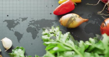 Başlangıçta sarımsağı ayıran, otlara giren kaygan domatesleri radyal düzen için yuvarlayan. Gurme, aşçı, taze, doğal, sağlıklı, canlı, düzenleme