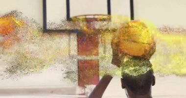 Basketbol oyuncusu topu kaldırıyor altın parçacığı kıvılcımlar saçarak defans oyuncusuna ağdan gol atması için rehberlik ediyor. Atletizm, rekabet, dinamik, enerji, hareket, atletizm, spor