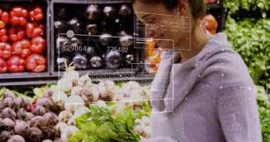 Kadın markette taze yeşilliklere uzanıyor, dijital örtüyü etkinleştiriyor beslenme grafiklerini analiz ediyor. Futuristik, dijital, sağlık, organik, pazar, veri görselleştirme, yaşam tarzı
