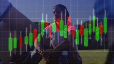 Finansal tabloya başlayan kadın sporcu sahada parlıyor, diz çökmüş, çömelmiş takım arkadaşları katılıyor. Atletizm, takım çalışması, enerji, dinamik, enerjik, açık hava, işbirliği