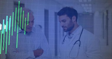 Doktor pano çizelgesini işaret ederek tıbbi verileri üst üste koyuyor. Katman çubukları, danışma hatları. Sağlık, analiz, teknoloji, görselleştirme, değerlendirme, profesyonellik, teşhis