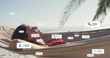 Hamakta yatan kadın arama balonuyla ortaya çıkıyor, nişan ölçümleri birikiyor ve kayboluyor. Tropik, gevşeme, rahatlama, dijital, bağlantı, sükunet, tatil