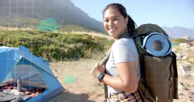 Yürüyüşçü, kamp çadırına yaklaşırken akıllı saat uygulamasını etkinleştiriyor ve AR hava tahminlerini gözden geçiriyor. Macera, açık hava, teknoloji, engebeli, keşif, manzara, dayanıklılık