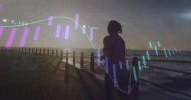 Gün batımında koşan koşucu, mor çizgi çizelgesini etkinleştirip fitness daldırıyor ve yükseliyor. Fitness, görselleştirme, açık hava, dinamik, yaşam tarzı, sağlık, akşam