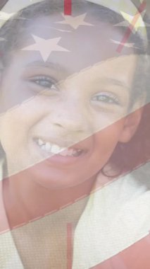 Amerikan bayrağı ve kırmızı çizgilerin canlandırılması bayrağımızı tutan gülümseyen kızın üzerinde. Vatanseverlik, bağımsızlık ve kutlama konsepti dijital olarak oluşturulmuş video.