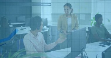 Merkez ajanını ara. Gözlemci çizelgeye yaklaştığında öne eğilip verileri kaydır. Profesyonel, takım çalışması, iletişim, dijital, ofis, işbirlikçi, modern