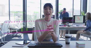 Gülümseyen ve hareket eden kayan verileri aktive eden iş görüşlerini aktaran sunucu. Profesyonel, işbirliği, analitik, dijital, modern, sunum, takım çalışması