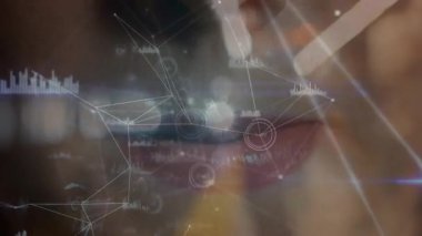 Kadın, holografik ağı dudaklar etrafında kalibre ediyor, parmak uçlarıyla dokunuyor ve teknolojiyi yoğunlaştırıyor. Fütürist, dijital, arayüz, yenilik, teknoloji, görselleştirme, sürükleyici