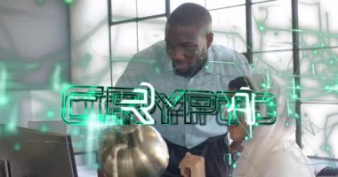 Kadın dizüstü bilgisayara tıklayarak, erkek ise titreşimli şifreleme şebekesini işaret ediyor. Teknoloji, işbirliği, yenilik, dijital, işyeri, iletişim, modern