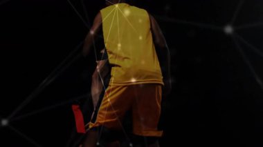 Saldırgan, şebekenin üst üste bindiği bir ortamda atlama atışı yapmak için savunma baskısı altında. Atletizm, rekabet, spor, dijital alarm, enerji, çeviklik, dinamik