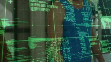 Spor salonuna giren bir adam dambılları kavrayıp bisepsi kıvırarak yeşil kod kullanarak animasyon yapıyor. Fitness, teknoloji, eğitim, yenilik, güç, dijital, çalışma