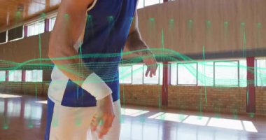 Spor salonunda top süren erkek sporcu yeşil teknoloji dalga formlarını ve atış talimlerini etkinleştiriyor. Sporcu, spor, antrenman, ahşap, dinamik, odaklanma, hareket