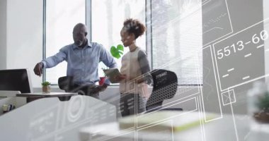 Teknoloji uzmanı işaret ekranı, yükleme etkinleştiriliyor, yazıcı ve iş arkadaşı kaydırma tableti. İşbirliği, yenilik, dijital, çalışma alanı, profesyonel, modern, analitik