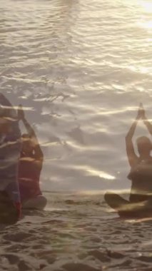 Deniz kenarında yoga yapan yaşlı kadınların üzerine parlayan ışığın animasyonu. emeklilik ve yaşlı yaşam konsepti dijital olarak oluşturulmuş video.