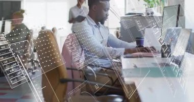 Adam bilgisayarını açık ofiste yazmaya başlıyor, analiz için holografik finans grafiklerini gösteriyor. İşbirliği, teknoloji, veri görselleştirme, modern, profesyonel, takım çalışması, analitik