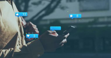 Adam kaldırımda yürüyor. Akıllı telefonları kontrol ediyor. Telefondan yükselen sosyal medya bildirimlerini izliyor. Kentsel, teknoloji, iletişim, sosyal, dijital, modern, katılım