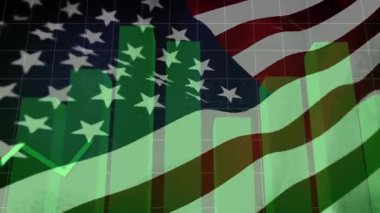 Şebekede Amerikan bayrağı açmak yeşil çubukları yükseltmek ve büyümeyi gösteren zigzag çizgisi çizmek. Vatansever, finans, analitik, dijital, büyüme, ilerleme, veri