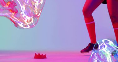 Futbol sporcusu enerji küresini kavrayıp kırmızı külahta dengede duran bir futbol topuna dönüşüyor. Fütürist, dinamik, enerjik, atletik, yaratıcı, dijital, hareketli