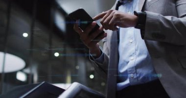 İş adamı akıllı telefonu lobide okuyucuya kaldırıyor, güvenlik erişimi için veri örtülerini etkinleştiriyor. Teknoloji, siber güvenlik, dijital, yenilik, kurumsal, geleceksel, iletişim