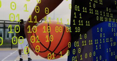 Arka plandaki oyuncu, sayı yapmak için top sektirme hareketine tepki veriyor. Spor, şehir, rekabet, hareket, teknoloji, takım çalışması, dinamik