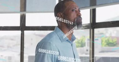 Güneş ışığı, dijital sayıları kullanarak pencerelere bakan ve verilerle ufuk çizgisi oluşturan adamın etrafında arayüz oluşturuyor. Gelecekçi, yenilikçi, teknolojik, düşünceli, kurumsal, kentsel, soyut