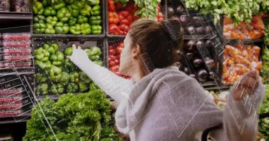 Market alışverişçisi yeşil dolmalık biber arıyor, sıkılığı denetliyor ve ürün kalitesini karşılaştırıyor. Organik, taze, sağlık, alışveriş, canlı, doğal, sağlıklı