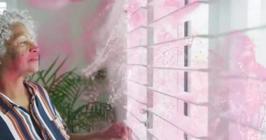 Panjurları açan son sınıf öğrencisi kadın ev dekorunun manzarasını ortaya çıkarmak için dönen pembe bir sis gibi kıvrılıyor. Zarif, içe dönük, sakin, çevresel, klasik, doğal, düşünceli.