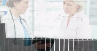 Doktor tableti tıklayarak grafikleri takip eden hastaları gösteren sağlık tabletlerini getiriyor. Tıbbi, sağlık, analitik, teknoloji, tanı, profesyonel, veri