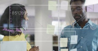 İş dünyası ekibi, cam tıkırdayan kadının notlarını inceleyerek fikir yazan bir erkek gibi kafa sallıyor. İşbirliği, beyin fırtınası, takım çalışması, yenilik, ofis, iletişim, fikir paylaşımı