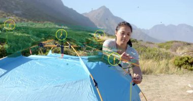 Harita kaplamasından sonra kadın çadır kurarken zaman dilimli kamp saatleri altında kayboluyor. Macera, keşif, açık hava, vahşi doğa, taşınabilirlik, yenilik, manzara