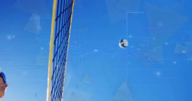 Ağ üzerinden gelen top, atlayan sporcuların plaj sahasında sıçramalarını tetikliyor. Eylem, atletizm, rekabet, açık hava, canlı, sportif, takım çalışması