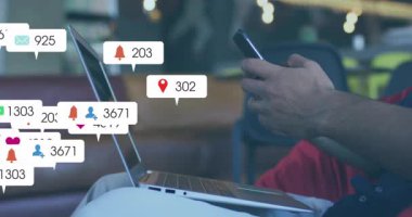 Telefonunu dinleyen, sosyal medya simgelerini başlatan, dizüstü bilgisayarda gezinen ve nişan büyümesini gösteren bir adam. Teknoloji, bağlantı, dijital, yenilik, sosyal ağ, veri analizleri, çalışma alanı