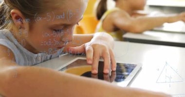 Kız tableti tıkırdatıyor ve başını kaldırırken eğitici matematik şemaları çiziyor. Eğitim, teknoloji, öğrenme, okul, çocuklar, dijital, sınıf